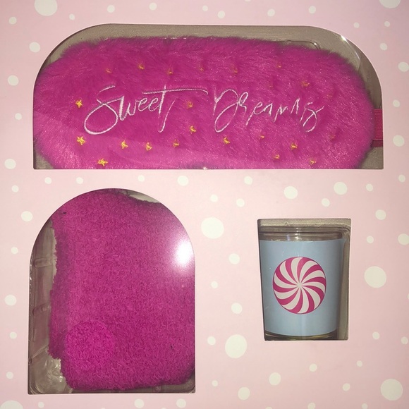 NWT Holiday Eye Mask/Socks/Candle Gift Set - Picture 2 of 3